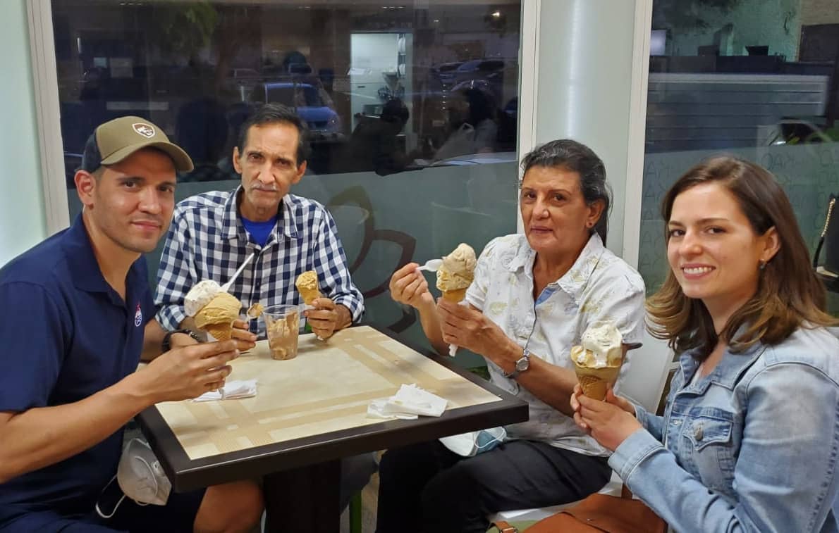 Mi papá y mi mamá junto con Rony y su esposa Kheyala